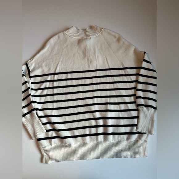 NWT Zesica Sweater Women’s Medium Black White Striped Knit Pullover Soft Stretch - Picture 7 of 8